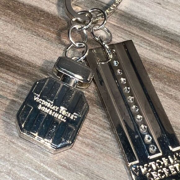 Victoria's Secret keychain & Charms-Silver-Heart Bombshell Perfume Bottle & Tag - Picture 5 of 6